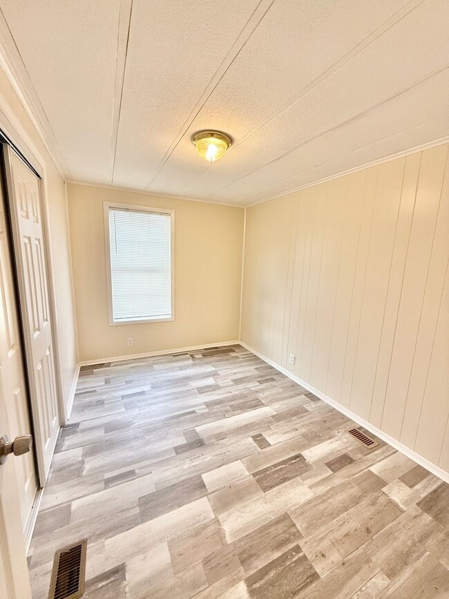 Building Photo - **3bed House-RENT READY- Minutes from the Dam Neck Base, Naval Station Oceana & Ocean Front**