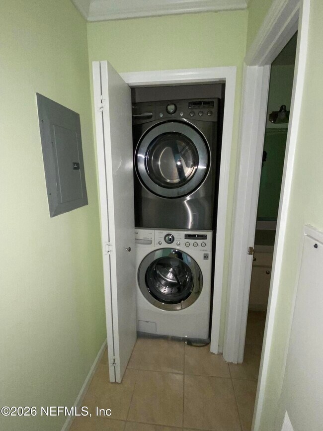 Building Photo - 1655 The Greens Way