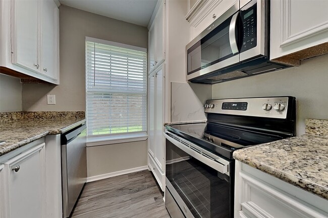Building Photo - 16854 Gleneagle Dr N