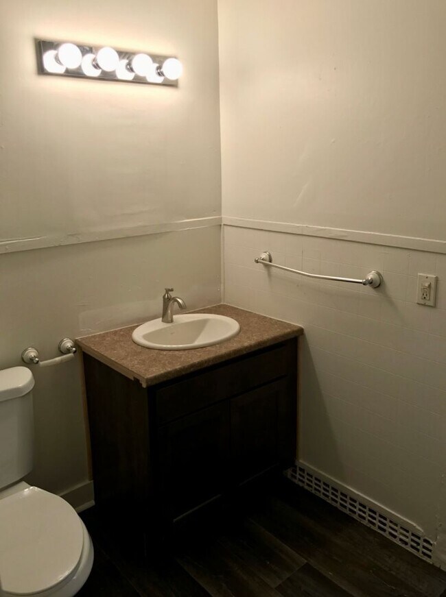 Building Photo - Updated, spacious 2 bedroom, 1 bathroom fi...