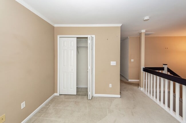 Building Photo - 3 Bedroom 3 Bath Townhome in Persimmon Hil...