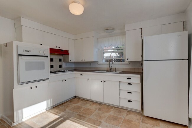 Building Photo - Three Bedroom One Bath House