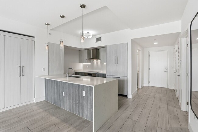 Building Photo - 111 SE 1st Ave