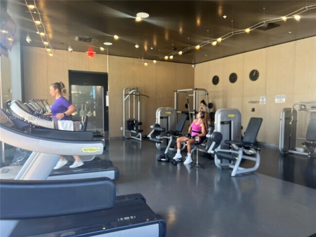 Building Photo - 2600 E Hallandale Beach Blvd