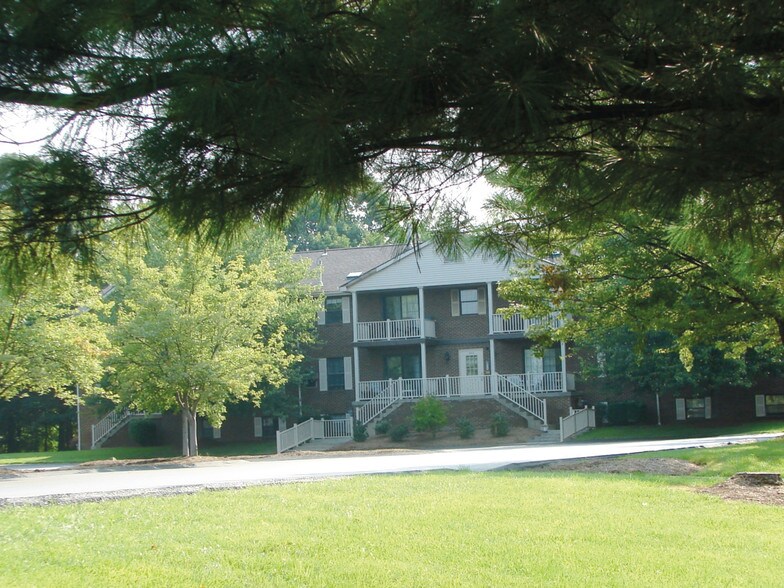 Laurelwood Apartments and Townhouses 401 Collingwood Ct Cranberry