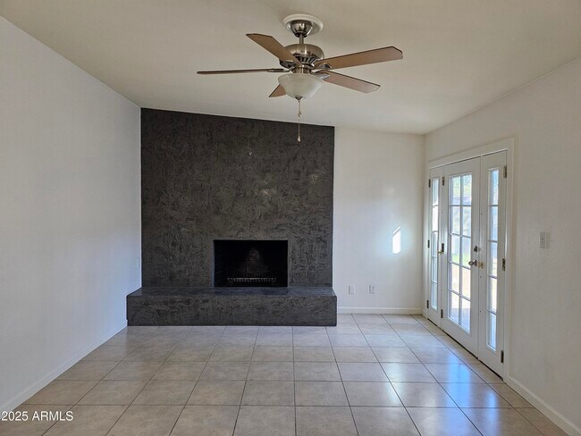 Building Photo - 2428 E La Jolla Dr