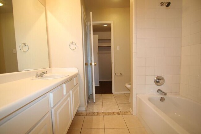 Building Photo - Enchanting 3/2 Duplex Home Located in WONDERFUL Weatherford! ~ ((AMAZING LOCATION!!)) Tile & Wood...