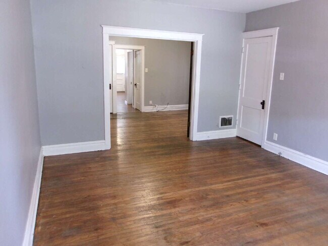 Building Photo - ** MOVE IN SPECIAL** Charming 1-Bedroom Apartment in South St. Louis