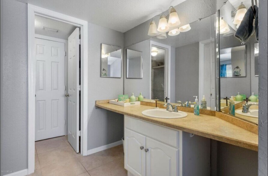 Building Photo - 400 Timberwalk Ct