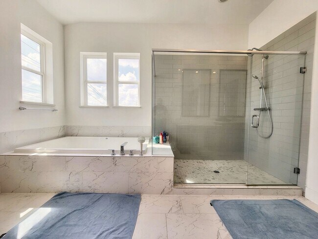 Building Photo - Spacious & Modern 3BR 2.5/BA Home with Lar...
