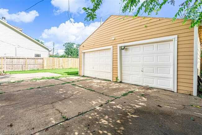 Building Photo - 1726 Du Barry Ln