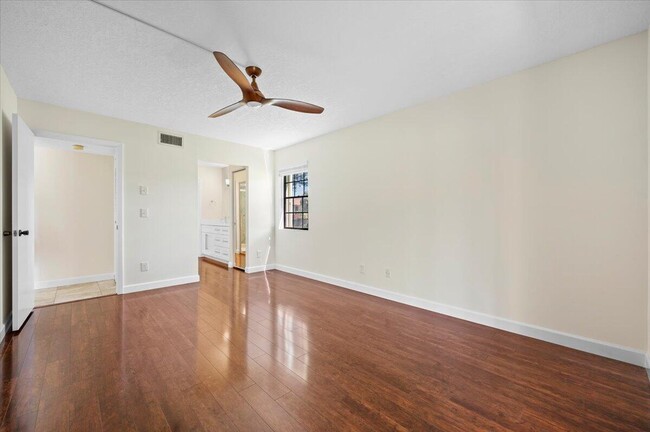 Building Photo - 101 Pinecrest Cir