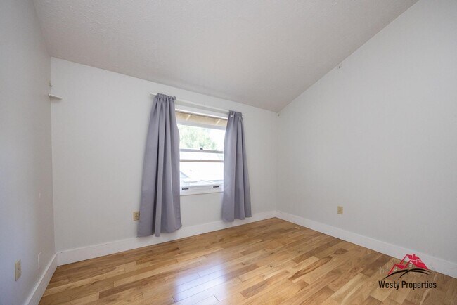 Building Photo - 2407 NE Skidmore St