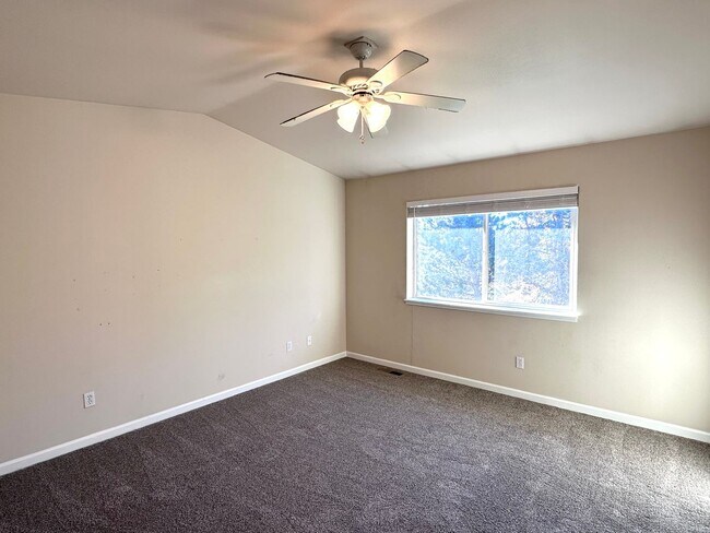 Building Photo - BEAUTIFUL 3 BEDROOM AND 2.5 BATHROOM TOWNHOUSE IN SOUTHWEST REDMOND!