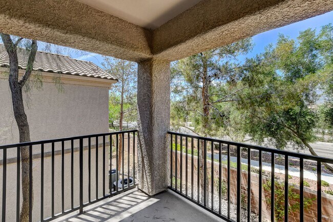 Building Photo - 3 Bedroom Condo