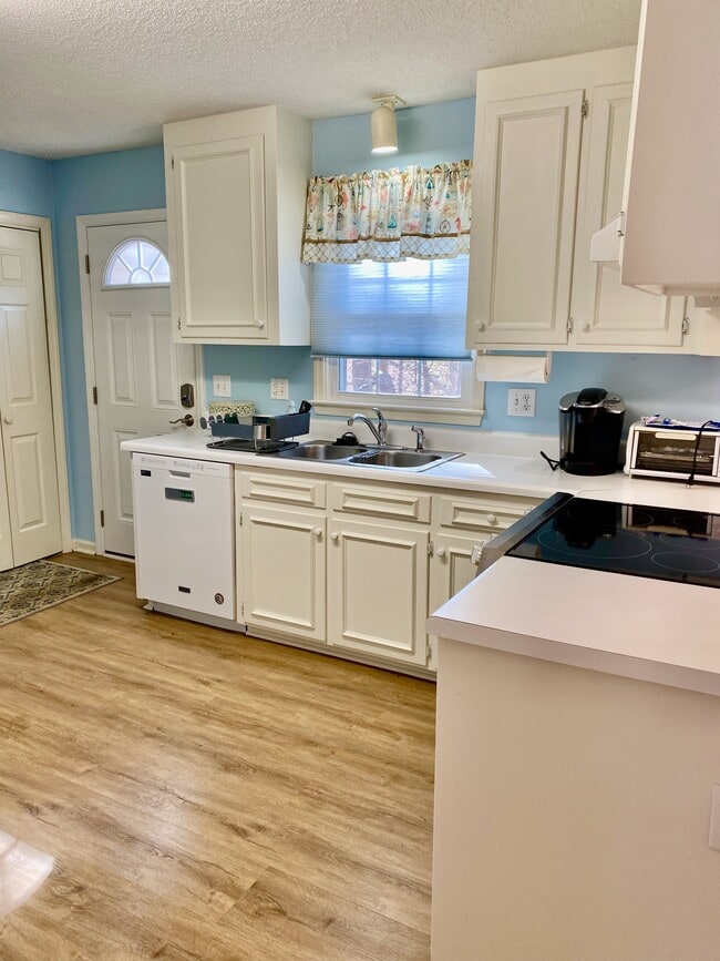 Kitchen - 137 Skipwyth Cir