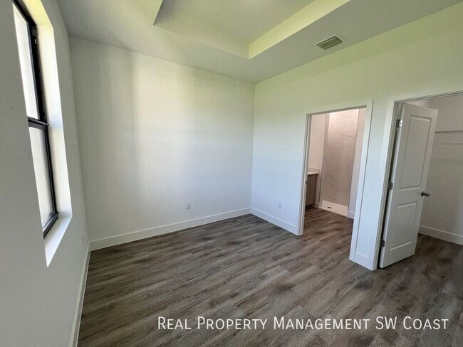 Building Photo - 1263 Hillcrest St E