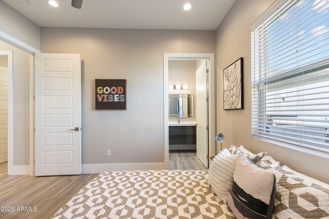 Building Photo - 2252 E South Mountain Ave