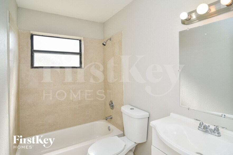 Building Photo - 4260 SW 18th St