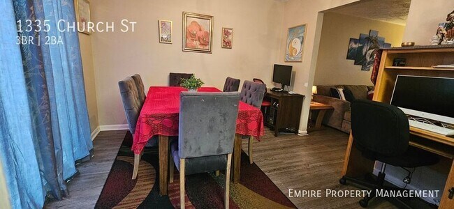 Building Photo - 3 Bedroom/1.5 Bathroom Town House in Fount...