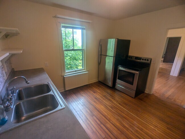 Building Photo - 9 Church St