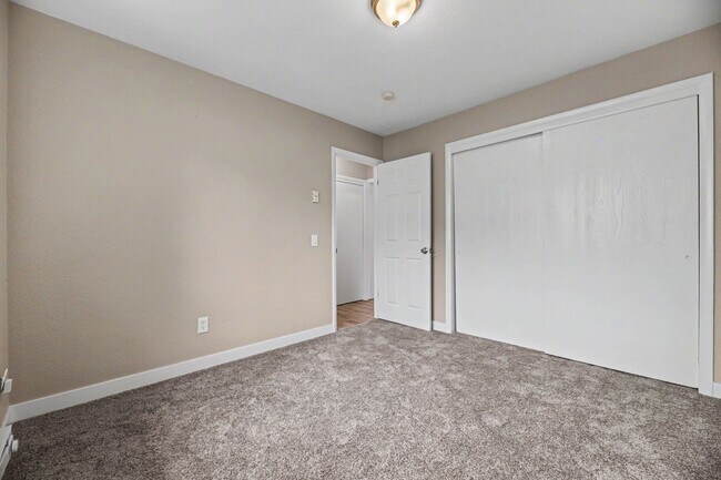 Building Photo - FOR RENT! Beautifully Remodeled 2 Bed/1 Bath Unit – Don’t Miss Out!