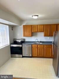 Building Photo - 204 E Mason Ave
