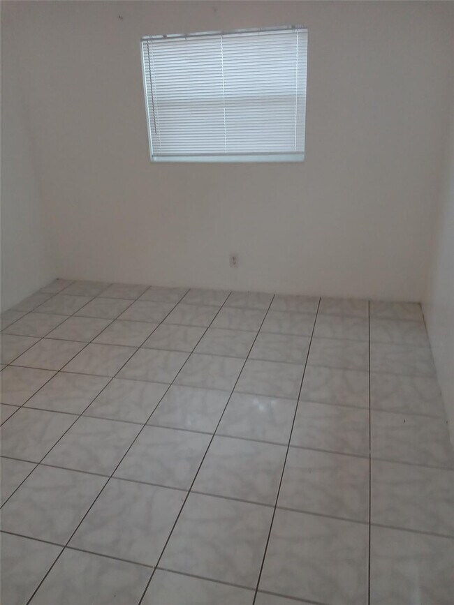 Building Photo - 120 NE 26th Ct