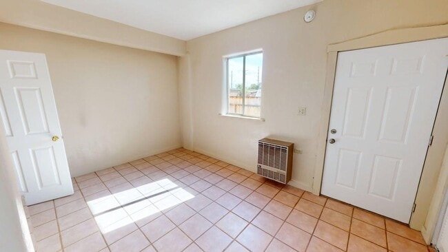 Building Photo - Light and bright 2 bedroom central location
