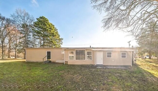 Building Photo - Welcome to this Newly renovated  3 bedroom...