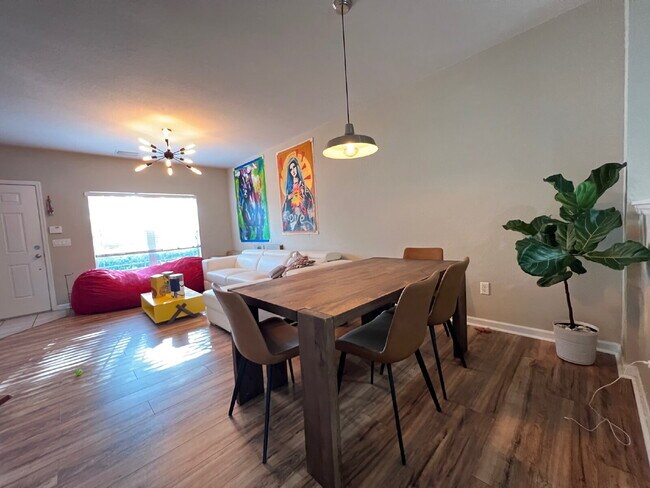 Building Photo - AVAILABLE MAY 10TH 2BD/2.5 BATH TOWNHOME IN THE EXCLUSIVE WYNCHASE COMMUNITY!!