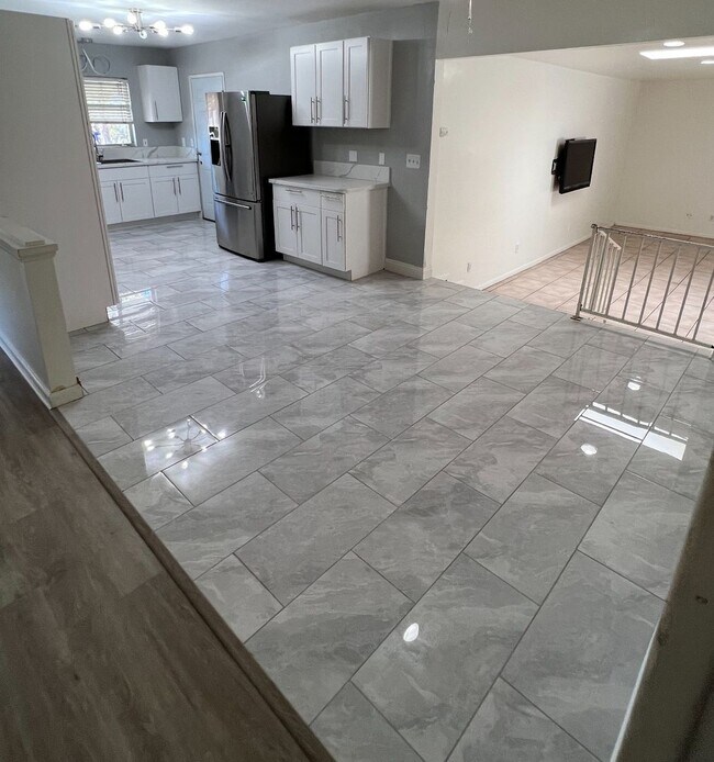 Building Photo - 5 bed 3 bath w/ large rooms and backyard