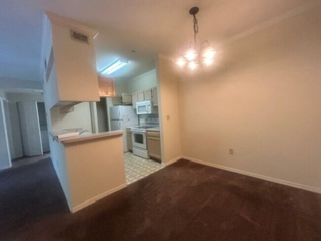 Building Photo - Third floor 1B/1B condo with balcony at Th...