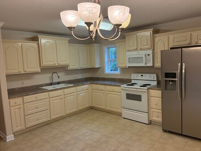 Building Photo - Beauitful 3/2 House