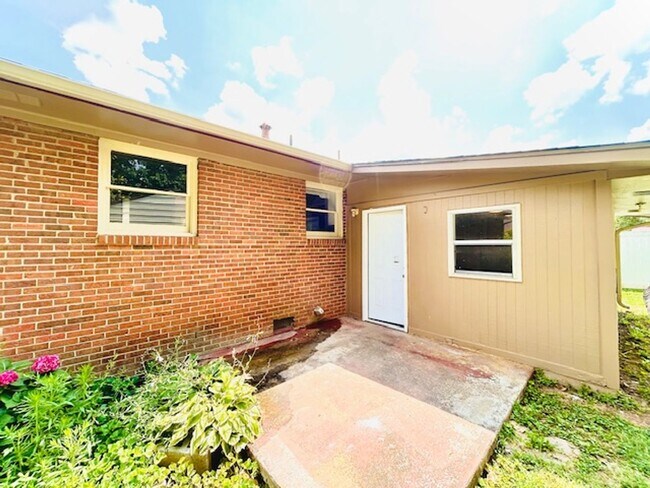Building Photo - MOVE IN SPECIAL- $300 Off First Month's Rent-MOVE IN READY BRICK HOME!