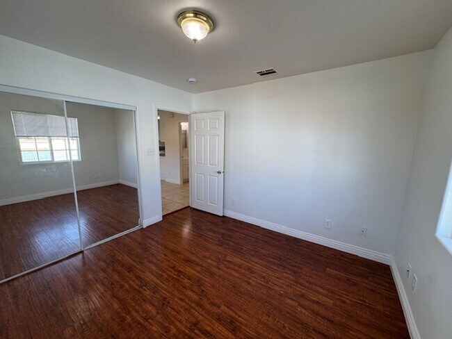 Building Photo - 253 E Plymouth St