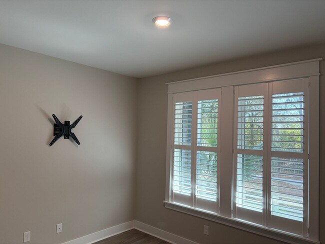 Building Photo - Midtown Townhouse