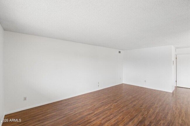 Building Photo - 1014 E Balboa Cir
