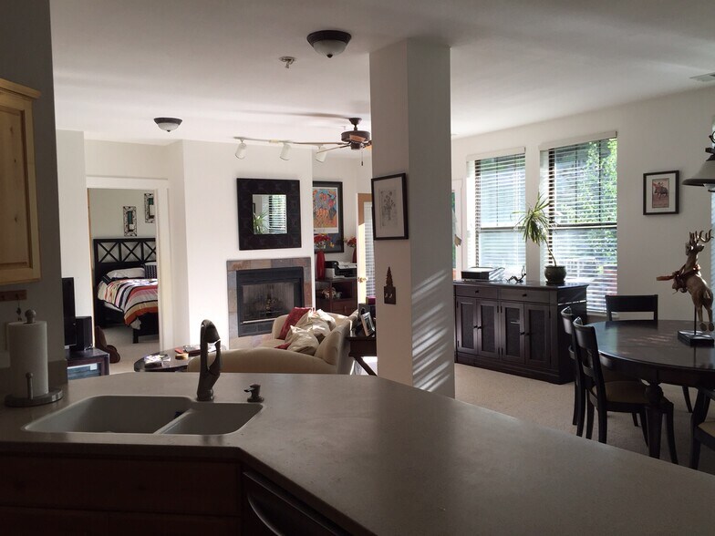Building Photo - 8300 Meadowview Dr