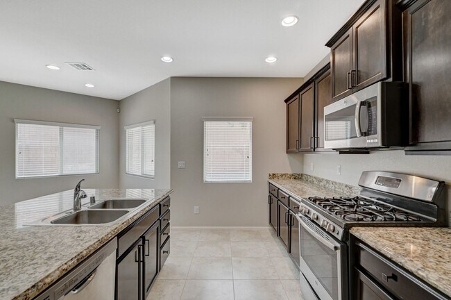 Building Photo - Beautiful DR Horton Home in Centennial Hil...