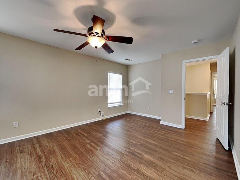 Building Photo - 8811 Shadowglen Dr