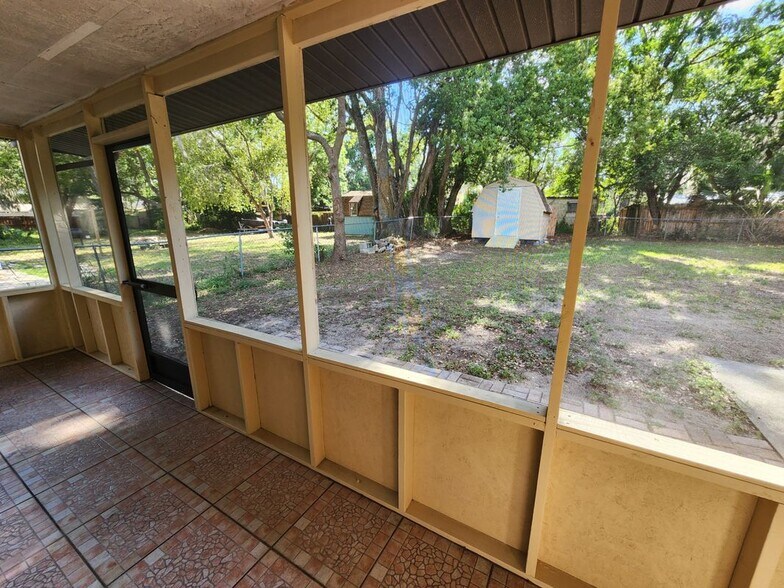 Building Photo - 407 Louis St