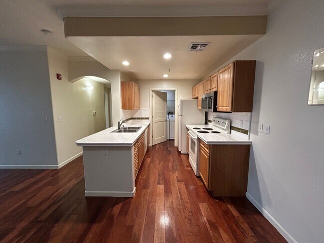 Building Photo - Nice condo located in Balboa Park. Water/Sewer/Garbage included