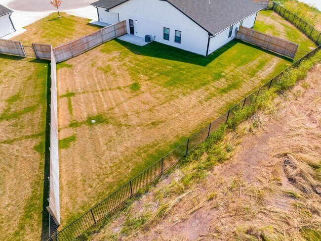 Building Photo - 3 bedroom 2 bath Townhome  - Haysville Sch...
