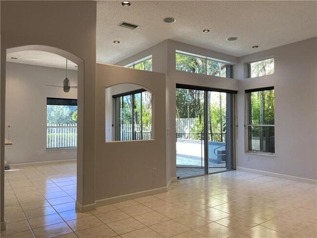 Building Photo - 1940 Sweetbay Way