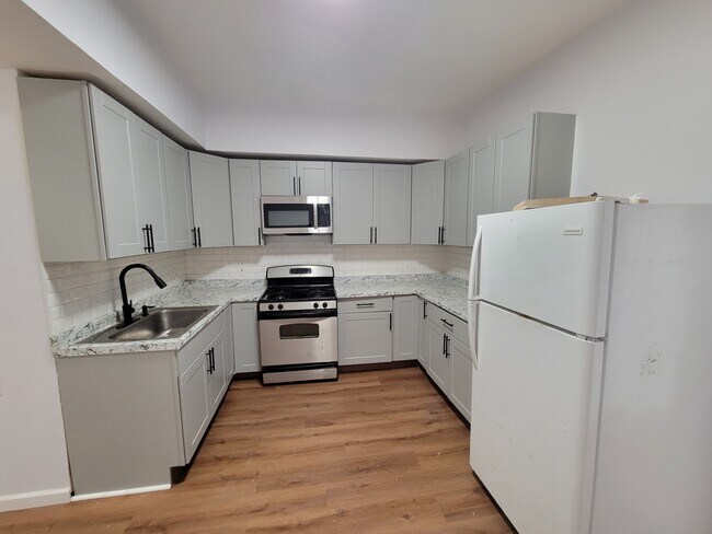 Building Photo - 104-108 Madison St