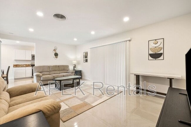 Building Photo - 1425 Vía Soledad