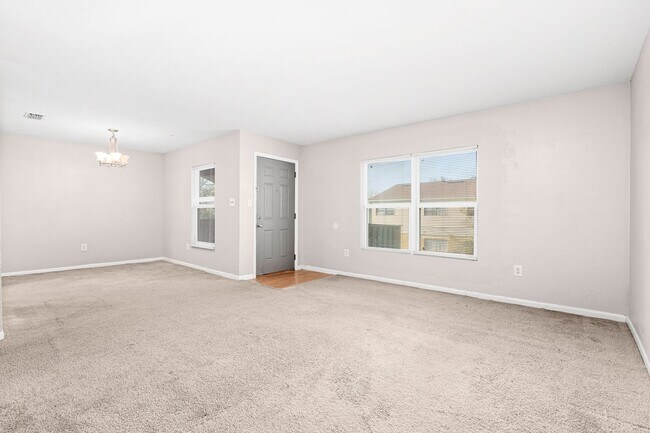 Building Photo - 2 Bed 1.5 Bath Condo