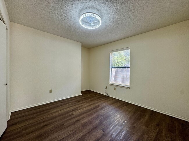 Building Photo - Single Family Home *LEASING SPECIAL AVAILABLE*