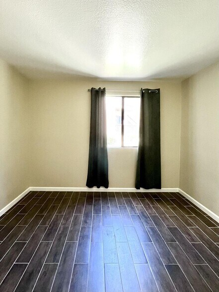Building Photo - 1265 Kendall Dr